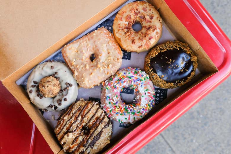 Une boîte de donuts variés