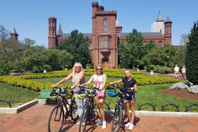 Passando per il Smithsonian Castle