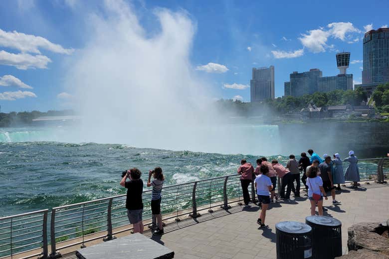 Vendo as cataratas de um mirante