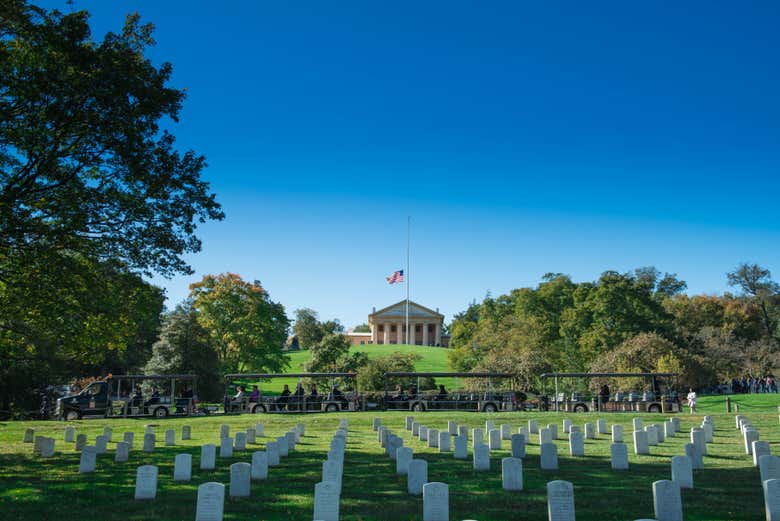 Recorriendo el Cementerio de Arlington en tren
