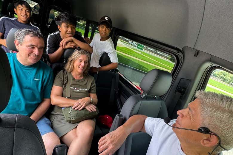 Escuchando las explicaciones del guía