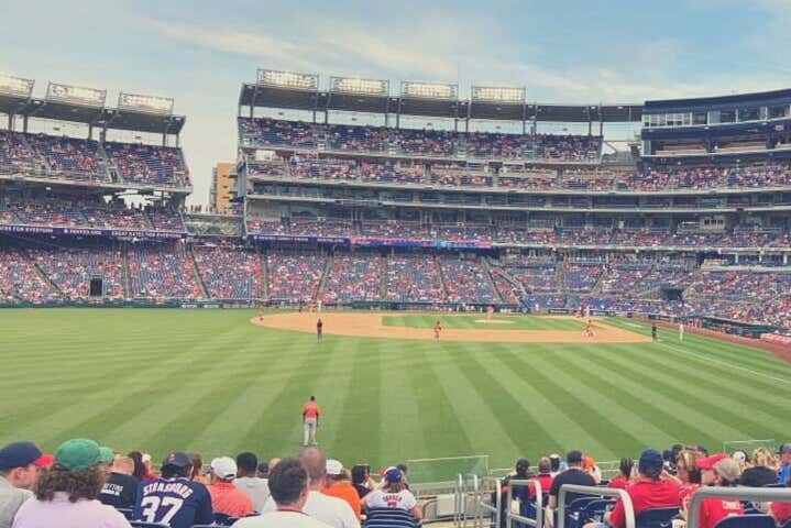 Disfrutando del partido de béisbol en el Nationals Park