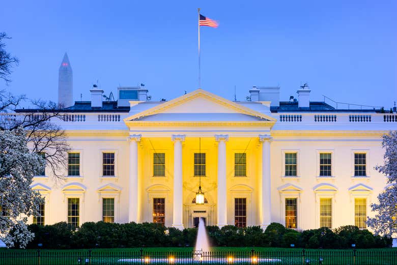 La Casa Blanca al anochecer