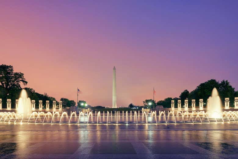 Vue sur le Washington Monument à la tombée de la nuit