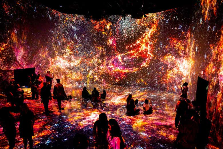 Gente sentada contemplando el arte de Artechouse DC