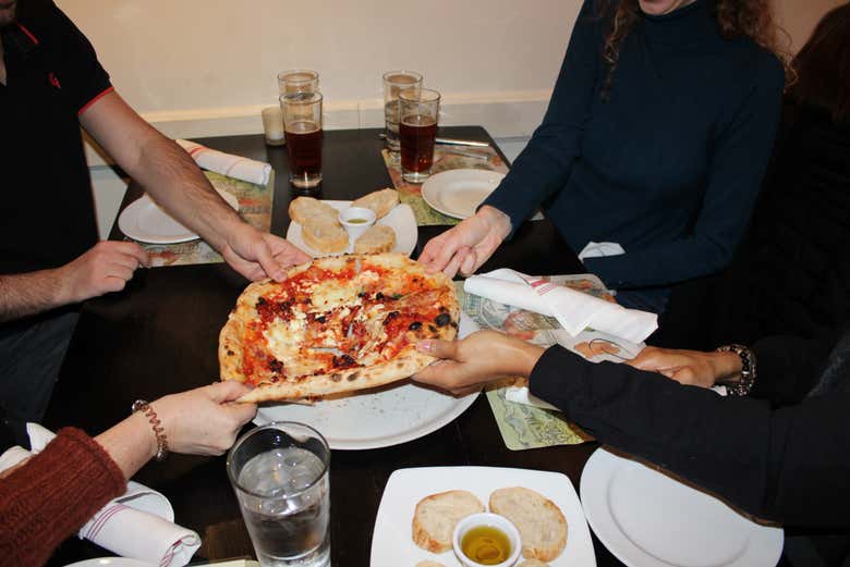 Disfrutando de una pizza con sabor napolitano