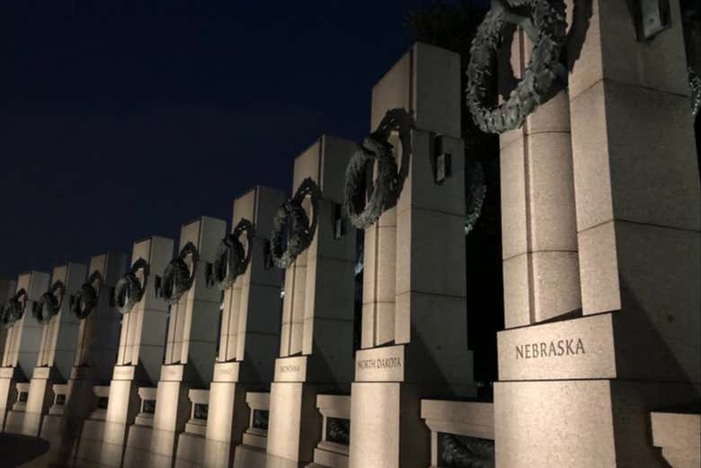 El Monumento Nacional de la Segunda Guerra Mundial iluminado