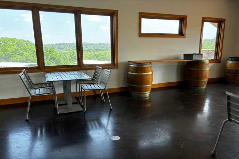 Espace de dégustation de vin à l'intérieur d'un domaine viticole