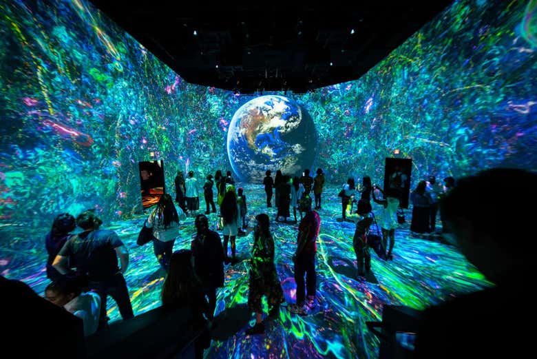 Visitantes disfrutando de una imagen de La Tierra