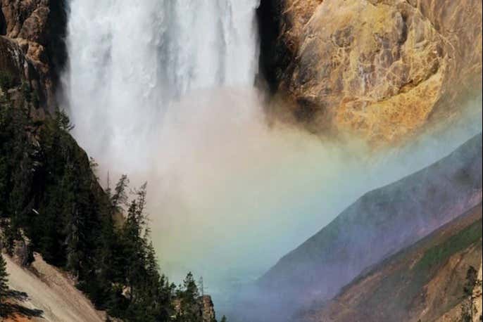 Una de las imponentes cascadas que veremos en Yellowstone