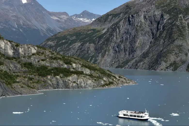 El barco navegando por las aguas de Alaska