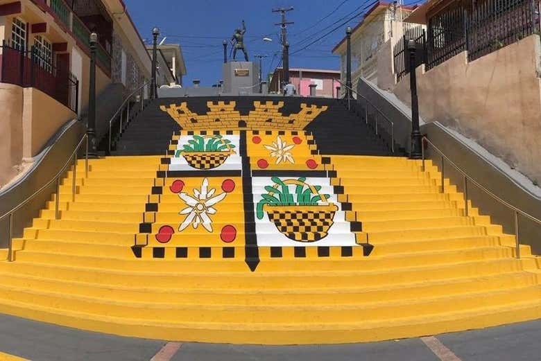 Escadaria colorida com o estilo de Yauco