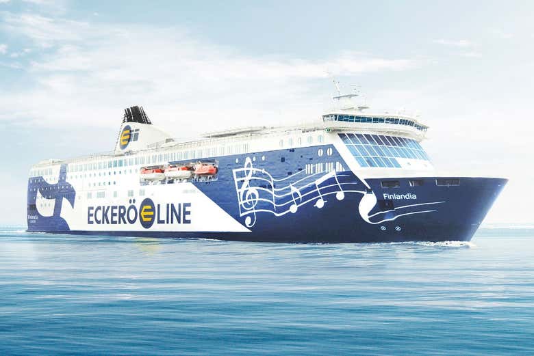 Barco navegando por el Golfo de Finlandia 