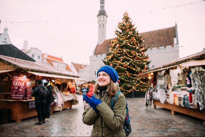 Una chica tomando un café en el mercadillo de Navidad de Tallin
