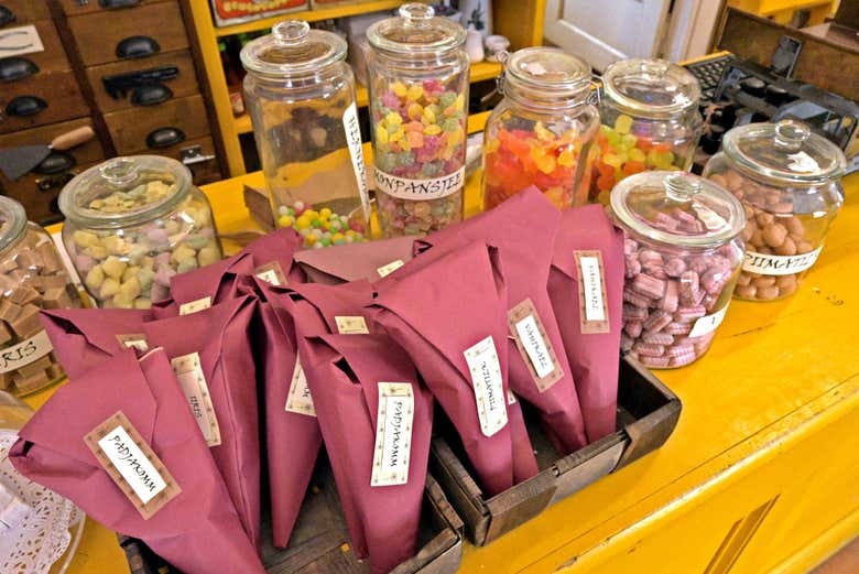 Chocolates e doces na loja de souvenirs