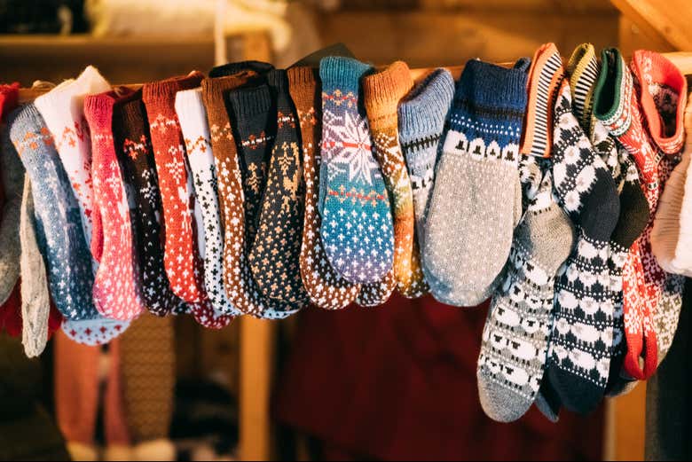 Guantes en un puesto del mercadillo de Navidad