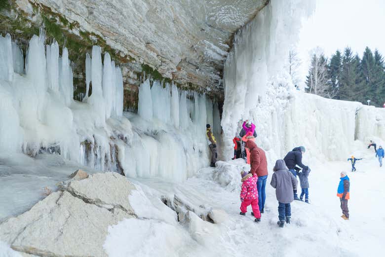 Interior de las cascadas de Jägala