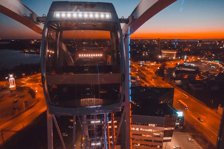 Skywheel Tallin al atardecer