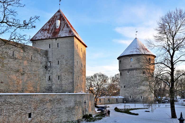 Las murallas de Tallin cubiertas de nieve