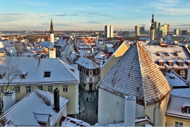 Los tejados de Tallin nevados durante la Navidad