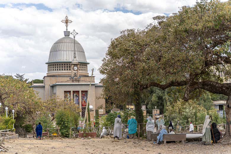 Mujeres yendo al monasterio