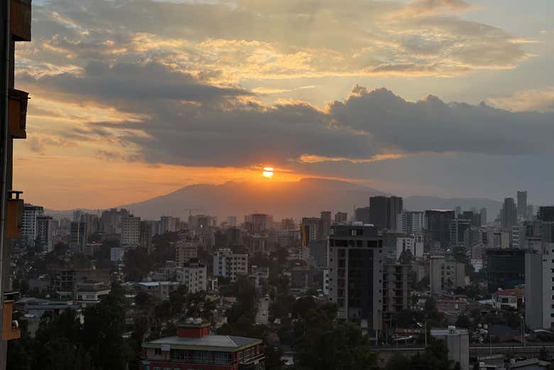 Panorâmica de Addis Abeba ao entardecer