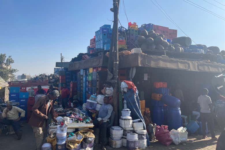 Percorrendo as barracas coloridas do Merkato