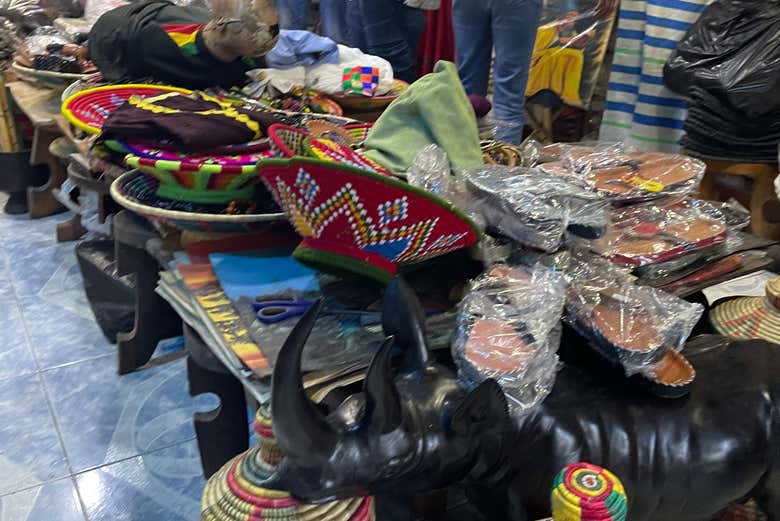 Comprando lembranças em uma loja de souvenirs