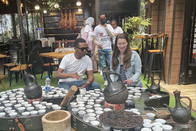 Disfrutando de la tradicional ceremonia del café etíope