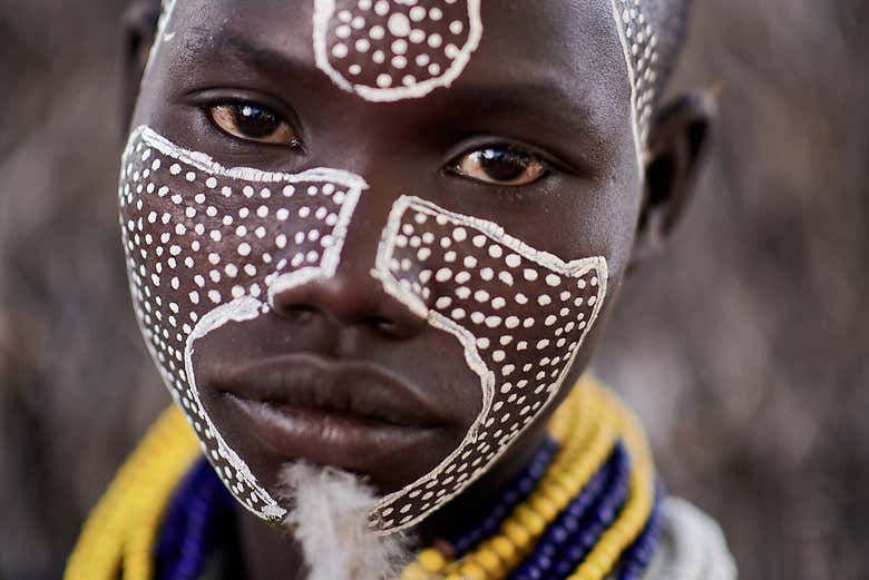 Detalle de la cara pintada de un joven kara