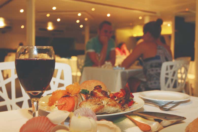 Um dos pratos do jantar no catamarã