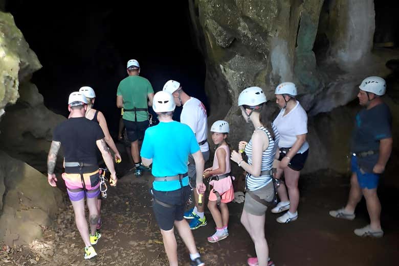 Explorez une grotte calcaire