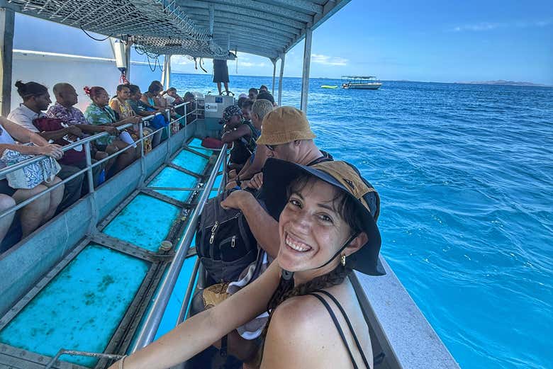 Durante el paseo en barco con fondo de cristal