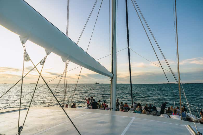 Você poderá relaxar no convés do catamarã