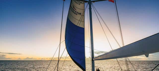 Passeio de catamarã ao entardecer com jantar