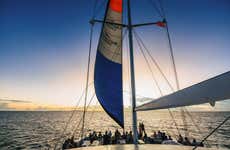 Passeio de catamarã ao entardecer com jantar