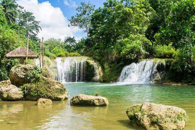 Cascada y piscina natural en el interior de Bohol