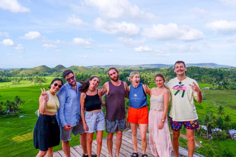 Posez pour une photo de groupe avec les Chocolate Hills en fond