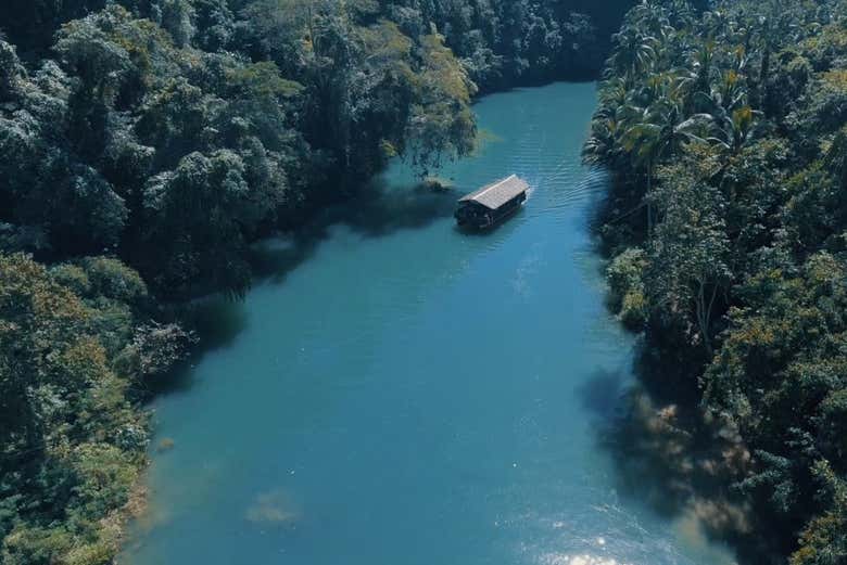Passeio de barco pelo rio Loboc