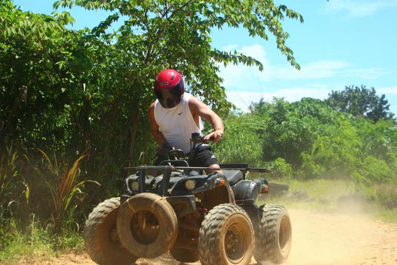 Traversez un chemin de terre en quad