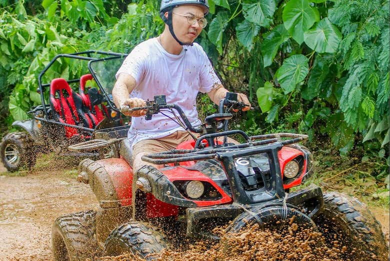Vous devrez traverser plusieurs routes boueuses