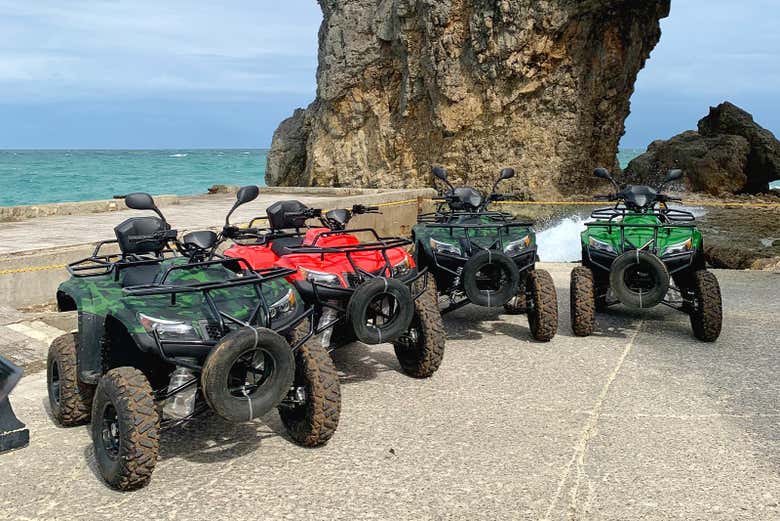 Quads à proximité de la formation rocheuse Keyhole de Boracay