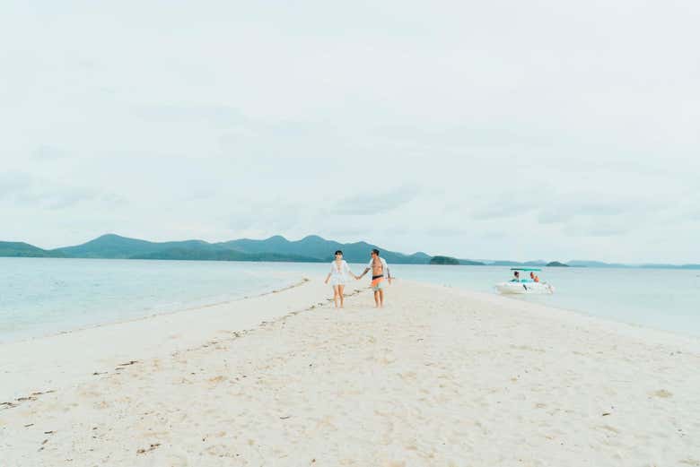 Couple se promenant sur une plage déserte
