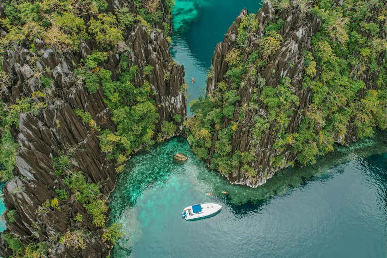 Yacht près de l'île de Coron