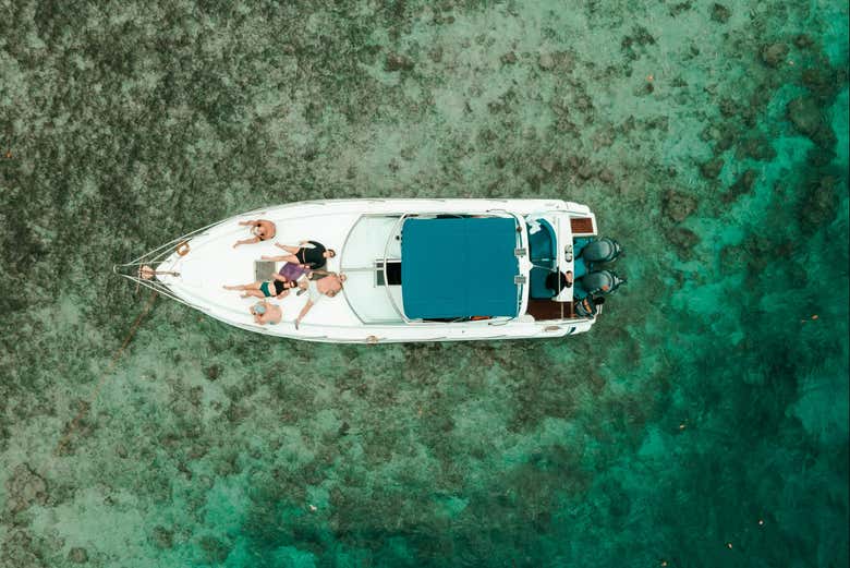 Bain de soleil sur le yacht