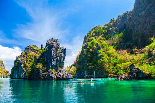 Balade en bateau à moteur privé dans Coron