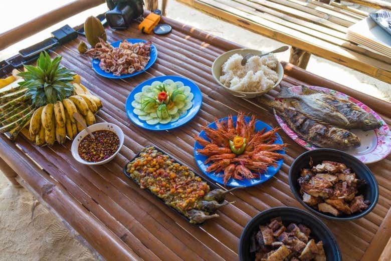 Almuerzo en la playa Talisay