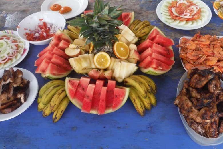 Durante el almuerzo a pie de playa