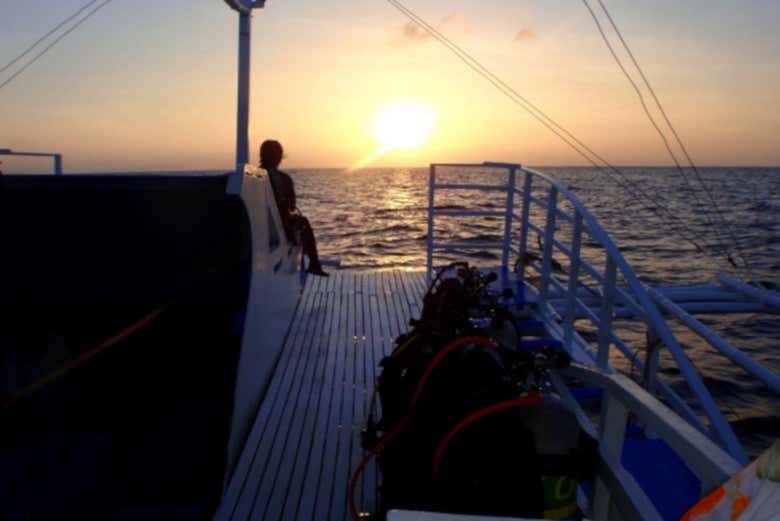 Sailing to the diving spot