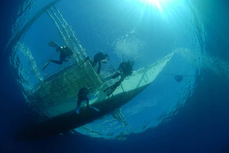 Heading back to the boat after the dive